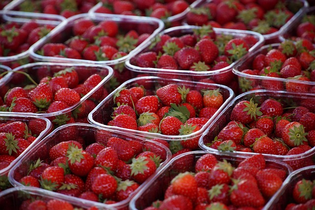 strawberries-8177601_640